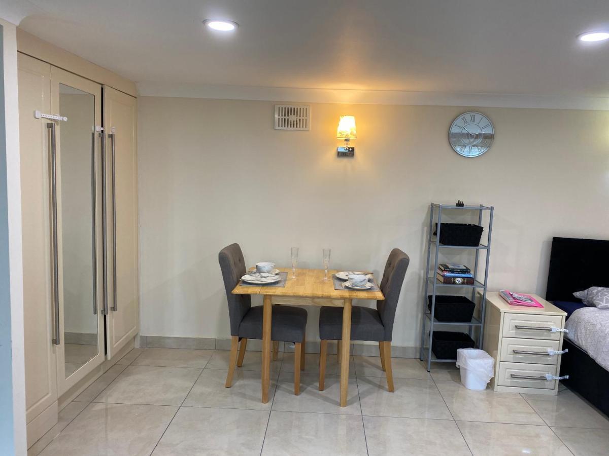 Studio Flat Gants Hill With Free Parking Redbridge Εξωτερικό φωτογραφία