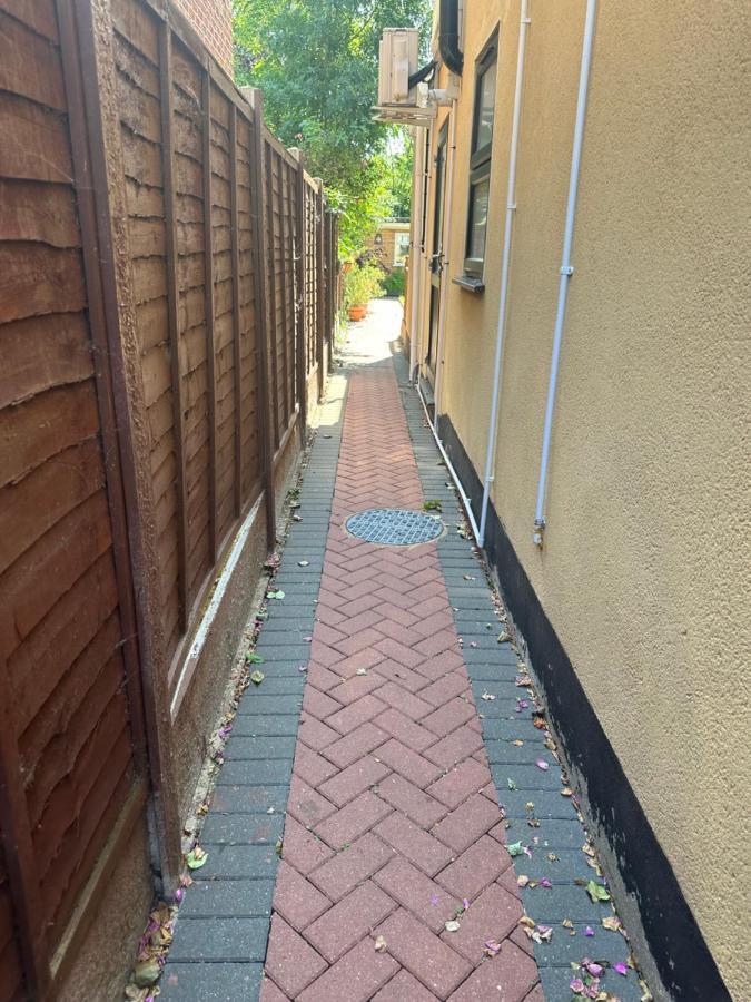 Studio Flat Gants Hill With Free Parking Redbridge Εξωτερικό φωτογραφία